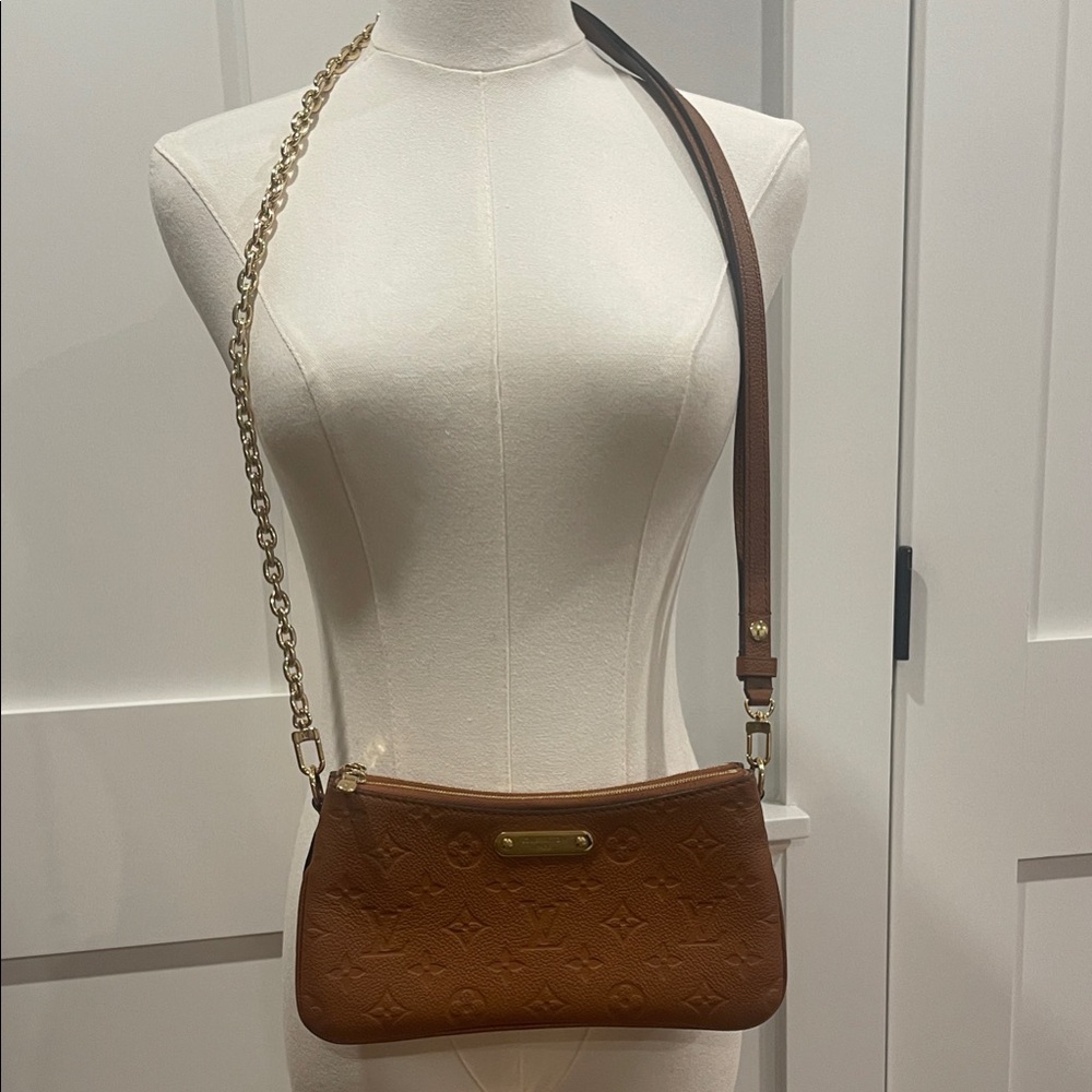 Louis Vuitton Pochette Liv in Cognac - Like New - Picture 4 of 8